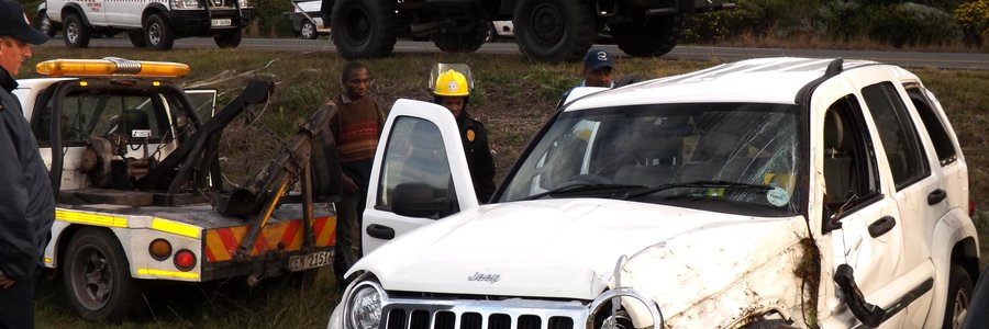 Die voertuig van Amanda de Vries, eggenote van wyle Helmie de Vries, wat ‘n dag na die roudiens naby Franskraal gerol het. Amanda sê sy het op die gruis langs die pad afgegaan en die stuurwiel te vinnig teruggeruk, waarna die voertuig gerol het en op die sykant tot stilstand gekom. Amanda is ongedeerd en sterkte word haar toegewens met die skok van die ongeluk kort na Helmie se afsterwe.   